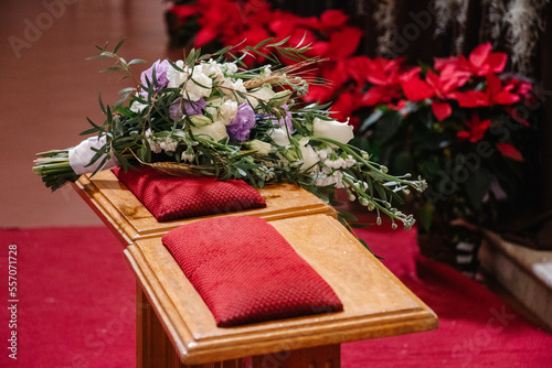 Photos Ramo de flores en reclinatorio de iglesia
