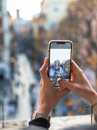 Turista fotografiando la ciudad de Valencia con su teléfono móvil.