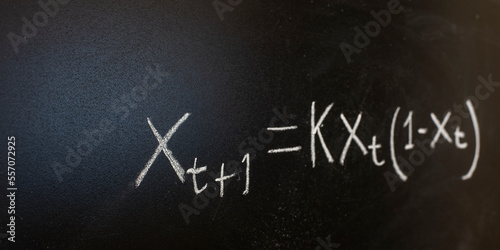Fórmula de Robert May , teoría del caos, escrita con tiza en la pizarra