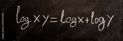 Fórmula con logaritmos escrito en una pizarra con tiza