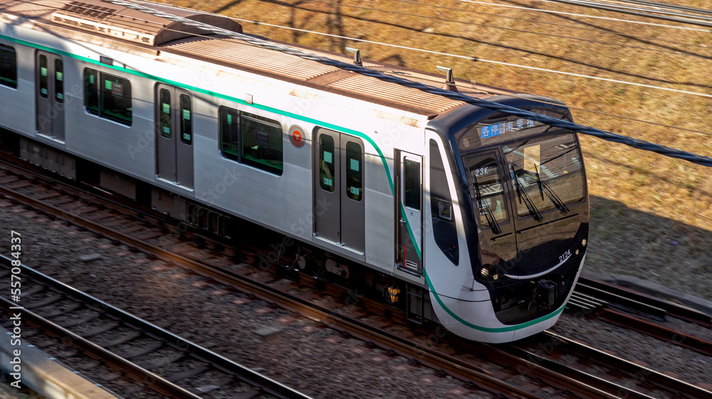 Fototapeta premium 高速で走る電車