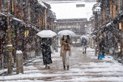 Fototapeta Naklejka Na Ścianę i Meble -  盛んに雪が降り積もる金沢の人気観光地「ひがし茶屋街」