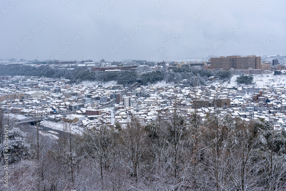 雪が降る金沢・卯辰山の見晴らし台からの眺め