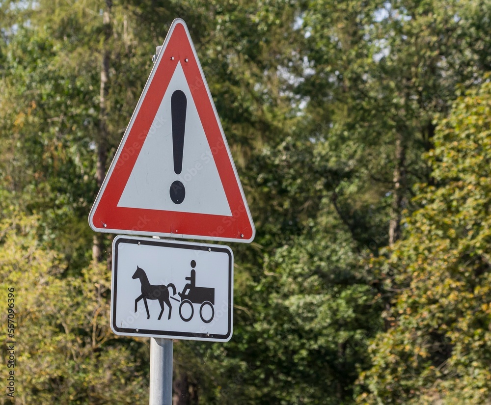Warnschild für Autofahrer, das Pferdekutschen Verkehr ist Warnschild für Autofahrer, das Pferdekutschen Verkehr ist