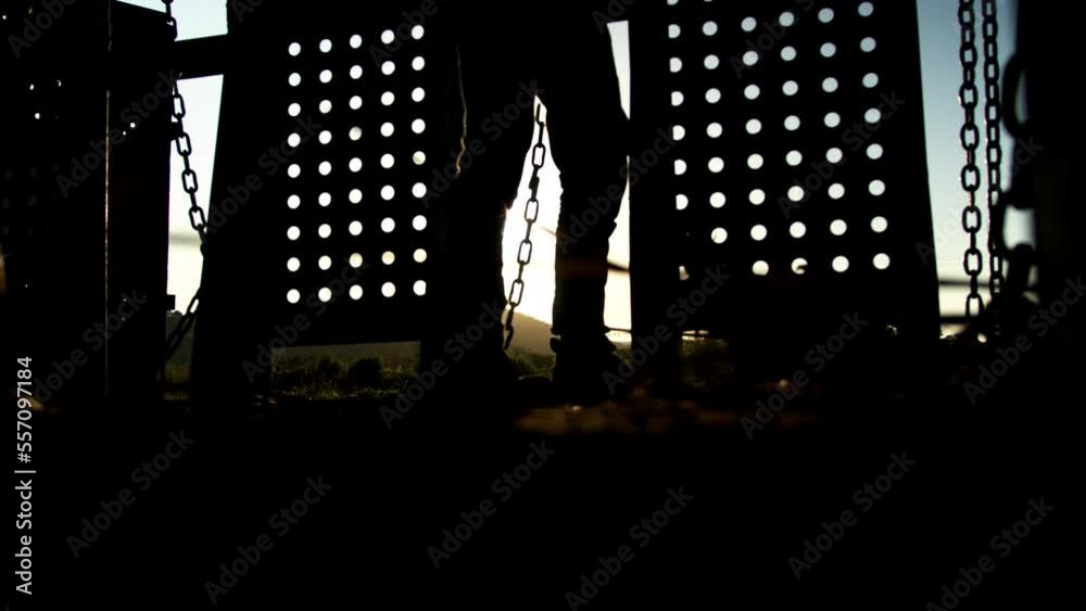 Homem Trabalhando em nascer do Sol na Silhueta 
