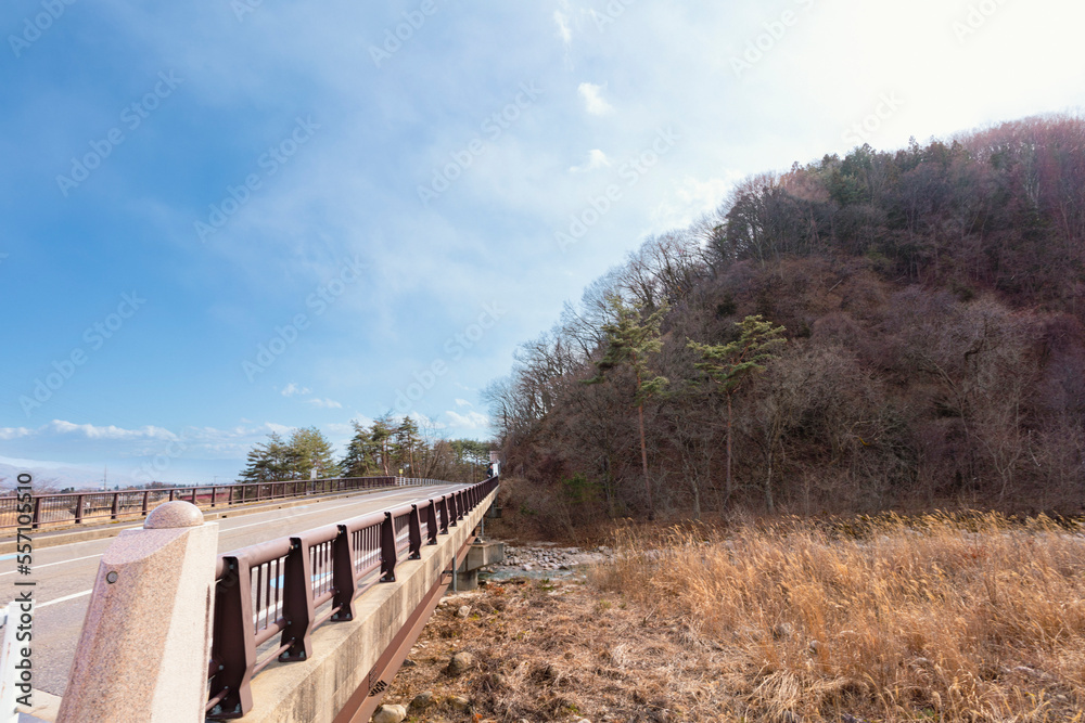 よく晴れた2月に撮影した安曇野アートラインの橋と林