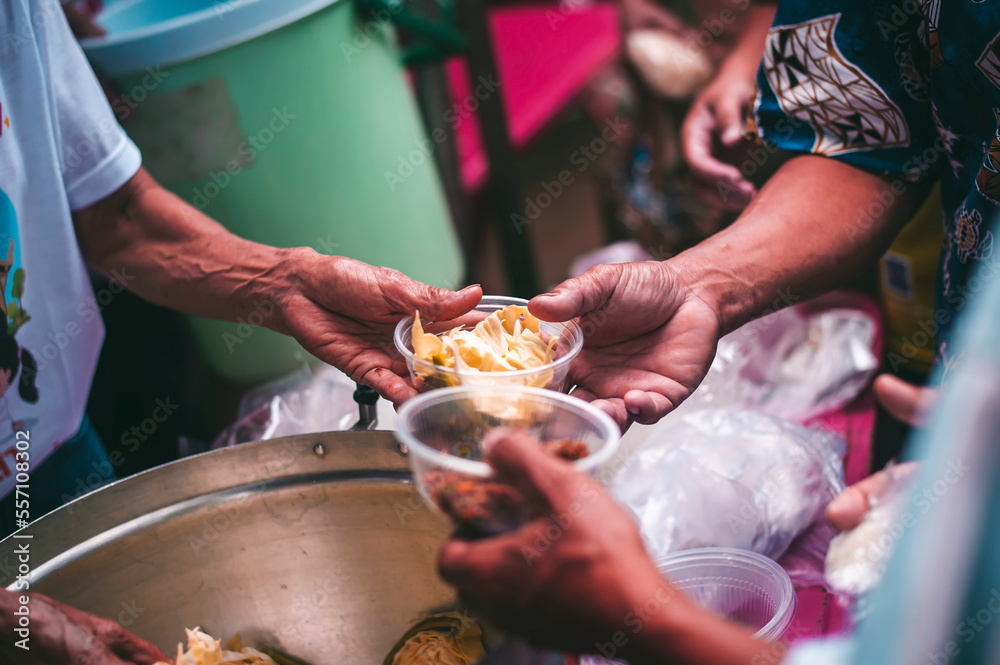 Sharing food for the hungry homeless: the concept of a sharing society.  foto de Stock | Adobe Stock