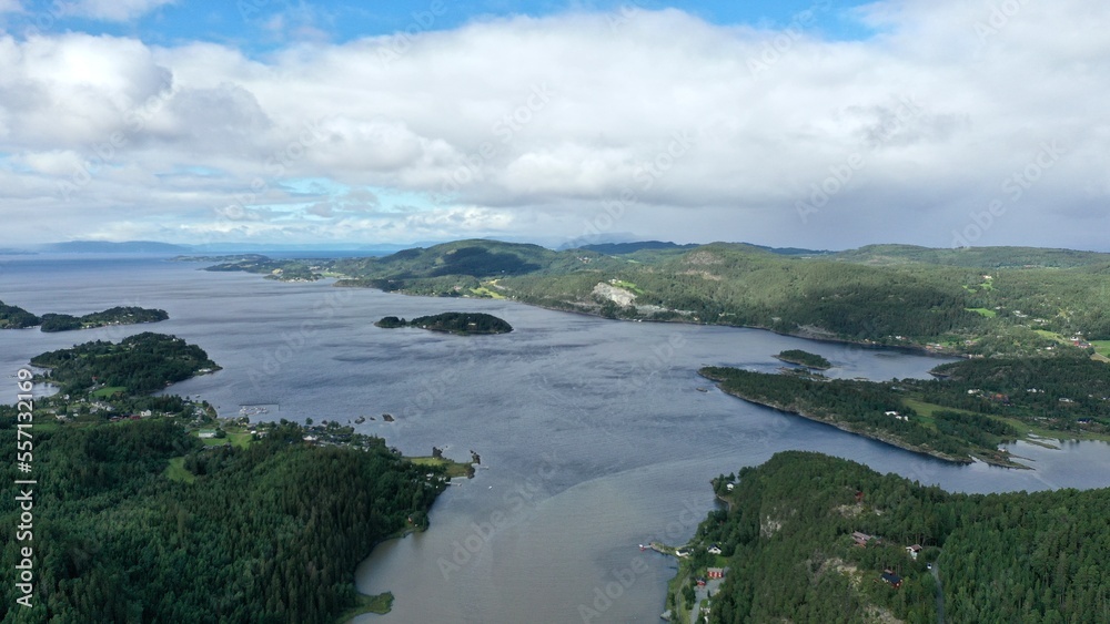 survol du fjord de Trondheim (asenfjord) et pointe de Frosta et île de Tautra en Norvège