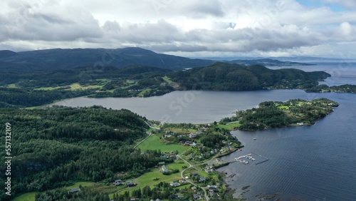survol du fjord de Trondheim (asenfjord) et pointe de Frosta et île de Tautra en Norvège
