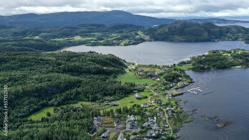 survol du fjord de Trondheim (asenfjord) et pointe de Frosta et île de Tautra en Norvège photo