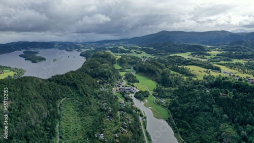 survol du fjord de Trondheim (asenfjord) et pointe de Frosta et île de Tautra en Norvège