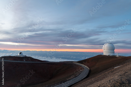 ハワイ島 マウナケアの天文台と夕日