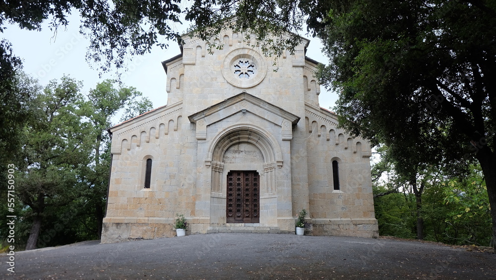Kirchenfassade in Norditalien