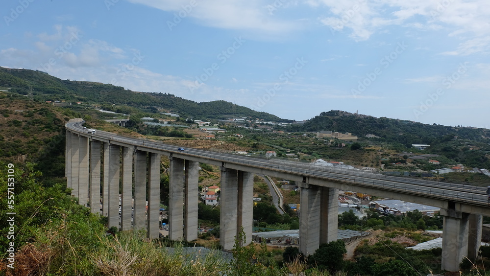 Autobahnbrücke in Norditalien
