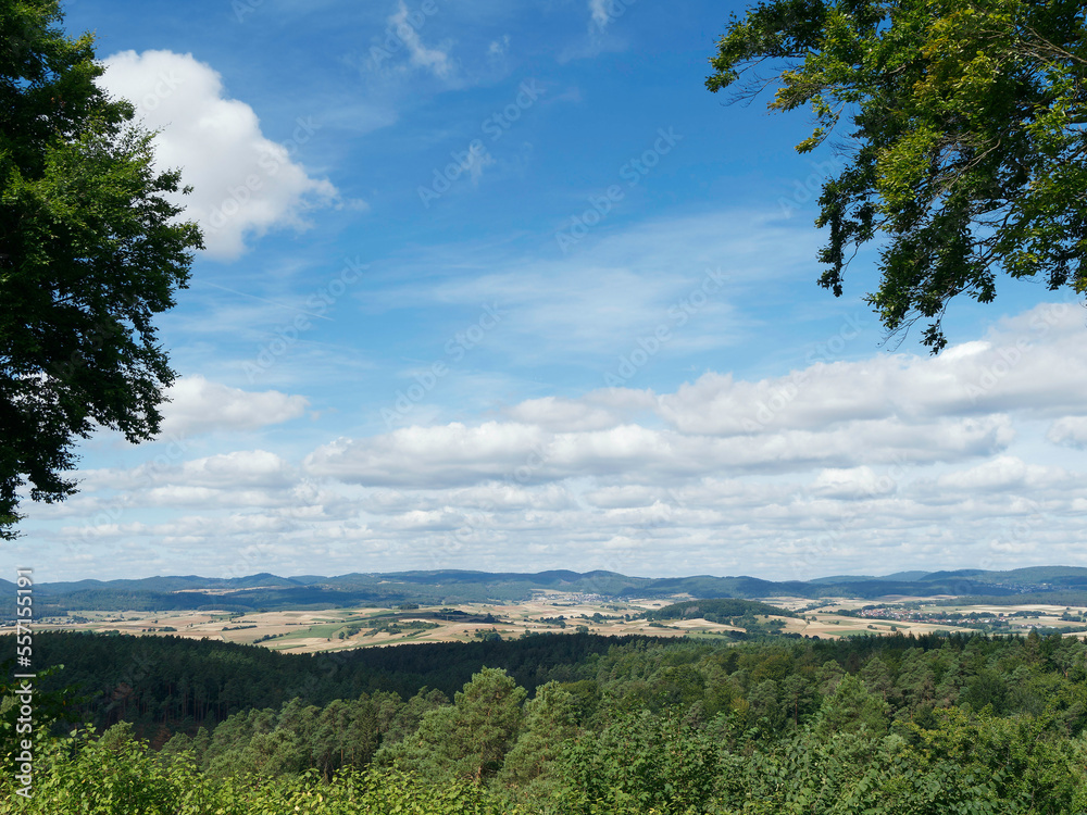 Landschaft von Hessischen Burgwald. Panoramablick nördlich vom vom Christenberg-Plateau zwischen Nordrhein-Westfalen 'Bubenberg' und Wetschaft Senke (Marburger Bergland) 