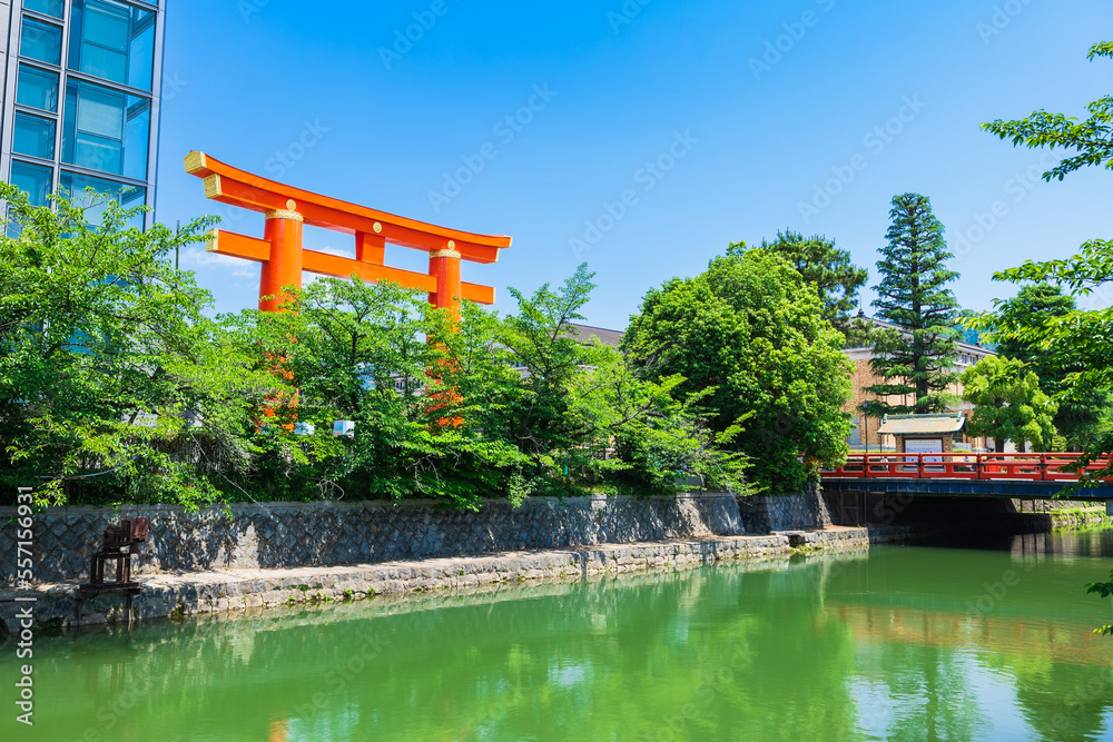 京都　平安神宮大鳥居と琵琶湖疏水
