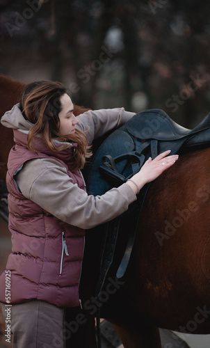 saddle fitting, put a saddle on a horse
