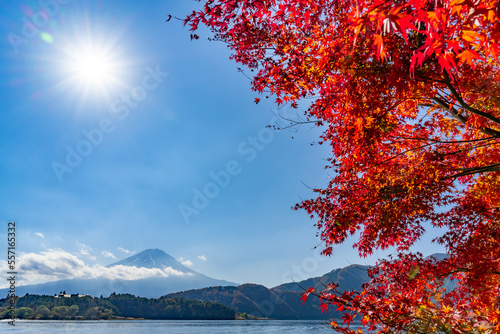 山梨県富士河口湖町　紅葉シーズンの河口湖 © あんみつ姫