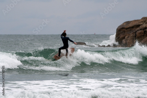 Surf, paddle et jeux d'eau sur une plage en Bretagne © aquaphoto