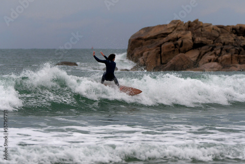Surf, paddle et jeux d'eau sur une plage en Bretagne