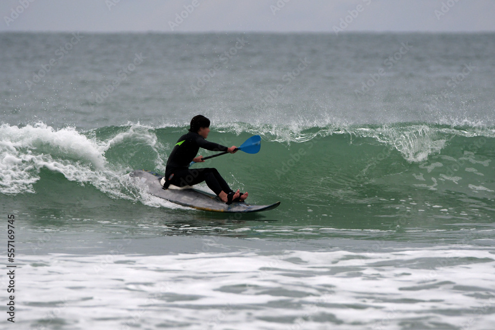 Surf, paddle et jeux d'eau sur une plage en Bretagne Surf, paddle et jeux d'eau sur une plage en Bretagne