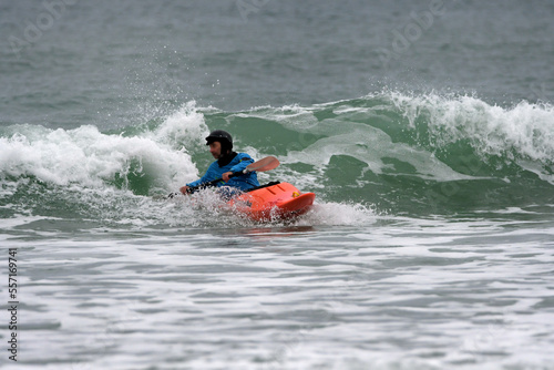 Surf, paddle et jeux d'eau sur une plage en Bretagne