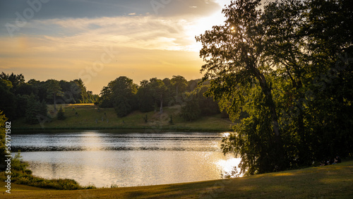 Joli coucher de soleil se reflétant sur un lac près de Blenheim palace en Angleterre