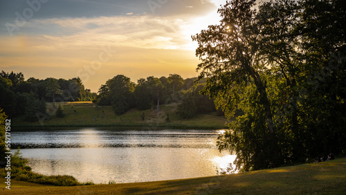 Joli coucher de soleil se refl  tant sur un lac pr  s de Blenheim palace en Angleterre
