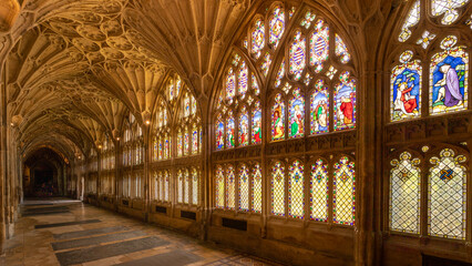 Leinwandbilder Buntglas Gotischer Korridor englischer Kathedrale  © Yannick