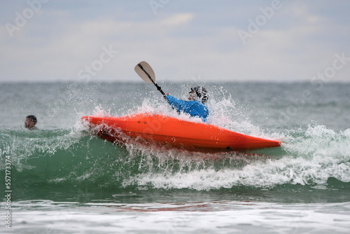 Surf, paddle et jeux d'eau sur une plage en Bretagne