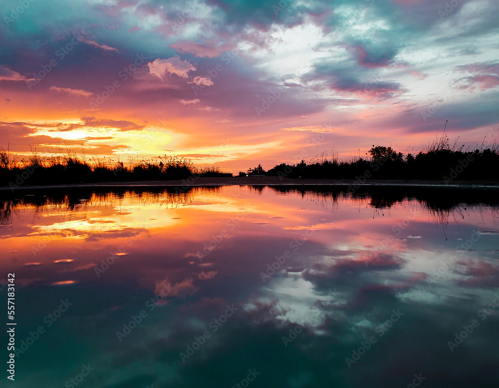 Obraz premium sunset over the lake