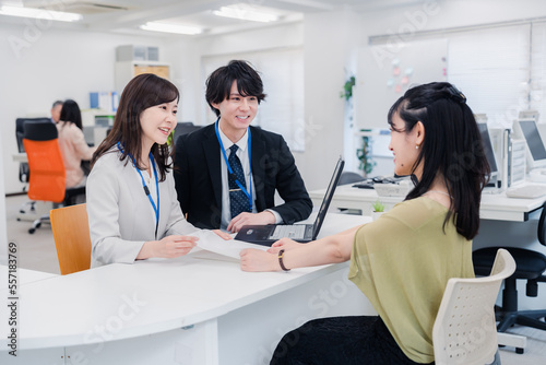 Tableau sur toile オフィスで楽しく働くビジネスパーソン