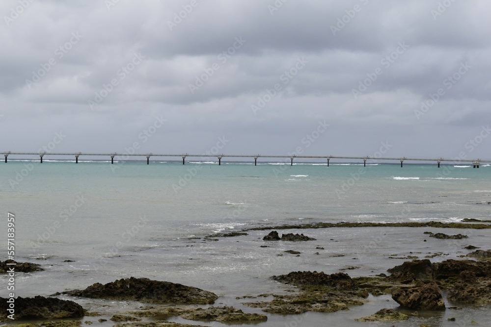 海岸線の道路から見える空港の夜間誘導灯