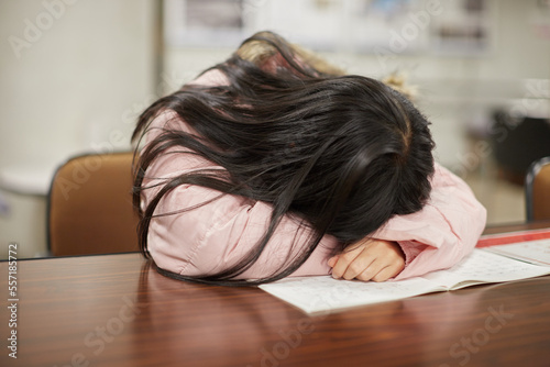 Photos 学校で勉強に疲れる小学生の女の子の様子