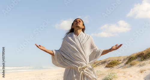 Obraz na płótnie Man in white robe praising God w salonie