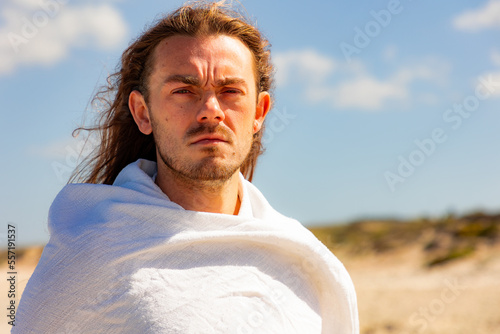 Obraz na płótnie Man in white robe - portrait of a man who resembles the Lord w salonie