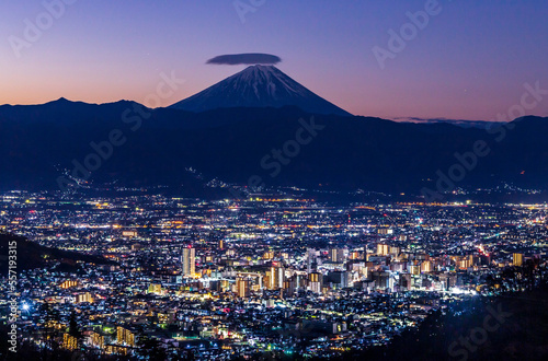 甲府市の高台から夜明けの富士山
