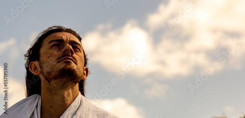 Obraz na płótnie Holy man looks to heaven (Jesus the Lord) w salonie