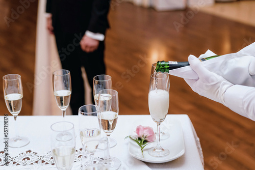nalewanie szampana na weselu
