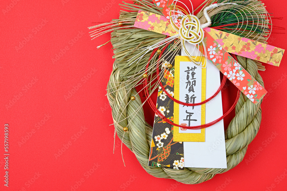 赤背景の上の日本の正月飾り
