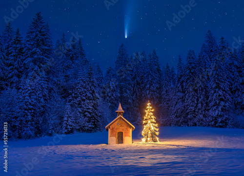 Beleuchteter Weihnachtsbaum mit Kapelle bei Nacht, Winterlandschaft, Bayern, Deutschland
