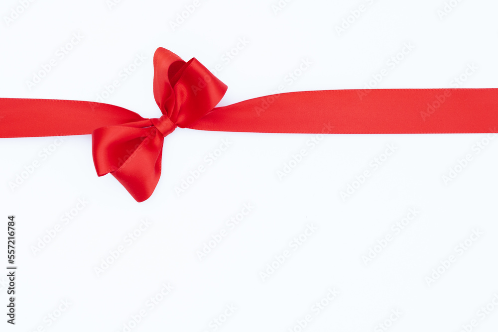 Nœud de ruban de satin pour paquet cadeau de couleur rouge, isolé sur du  fond blanc. Arrière-plan avec nœud en ruban sur fond blanc. Photos | Adobe  Stock