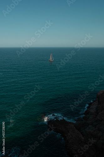 Velero en el mar.