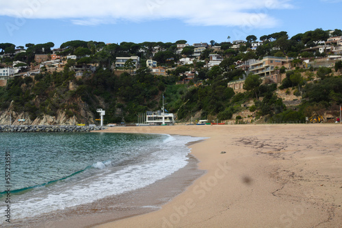 Yachthafen in einer bergigen Bucht Cala Canyelles Spanien Costa Brava