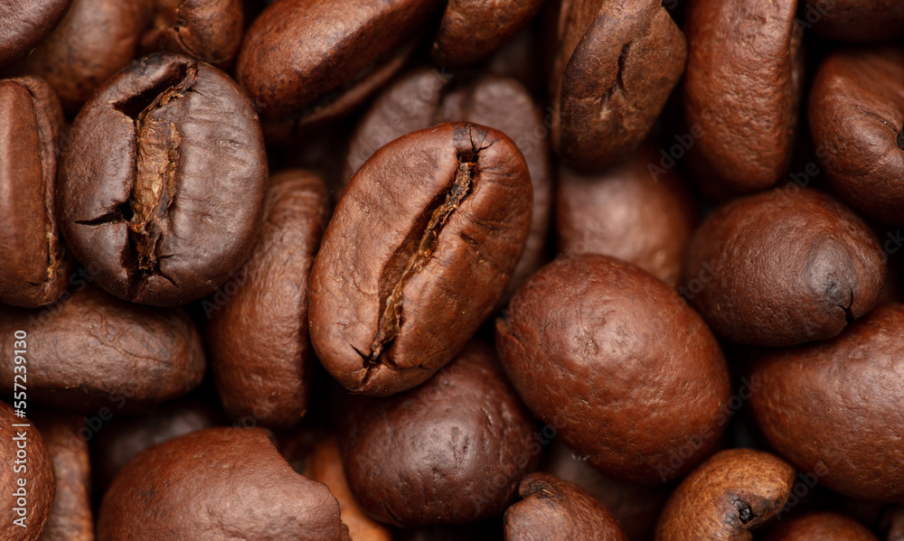 Naklejka premium Grains of black coffee as a background.