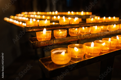Lichter in einer Kirche. Kerzen für die Andacht. Anzünden einer Kerze für ein Gebet.