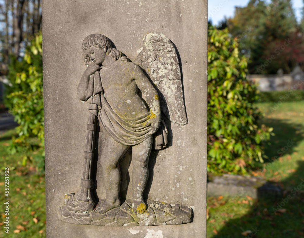 Ein Engel an einem Grabstein auf einem Friedhof in Osnabrück