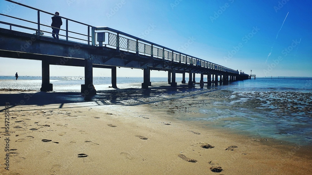 Obraz premium Muelle y marea baja // pier and low tide