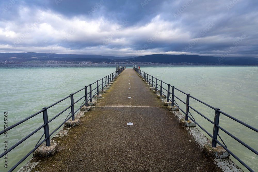 Ponton sur le lac de Neuchâtel avec en arrière plan le le Jura et la ville de Neuchâtel