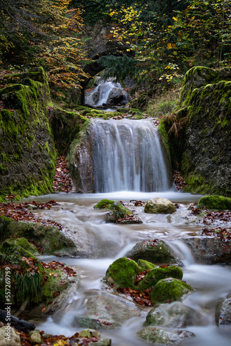 Rivi  re en automne dans le Jura Suisse avec ces cascades en fil   statique